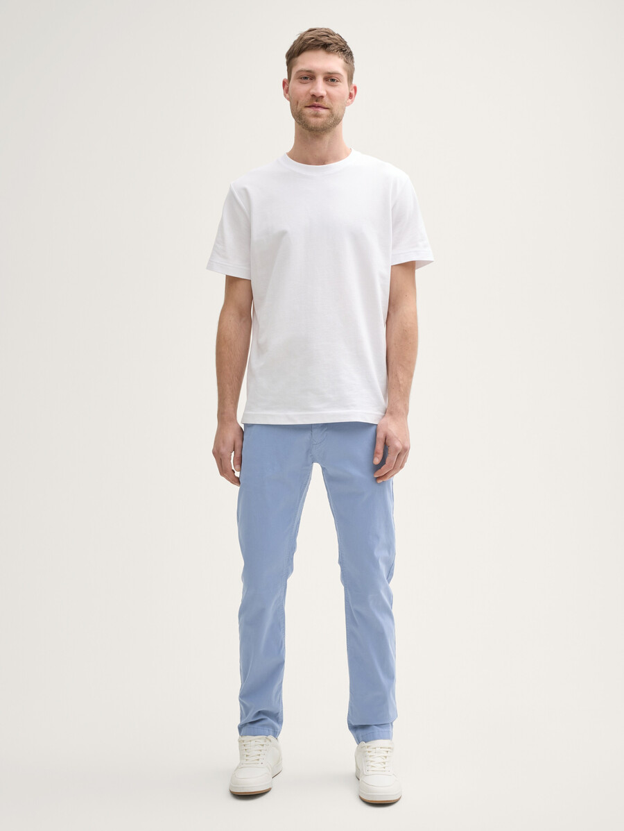 pantaloni chino affusolati