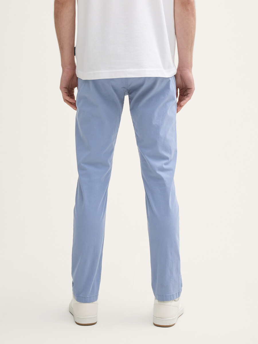 pantaloni chino affusolati
