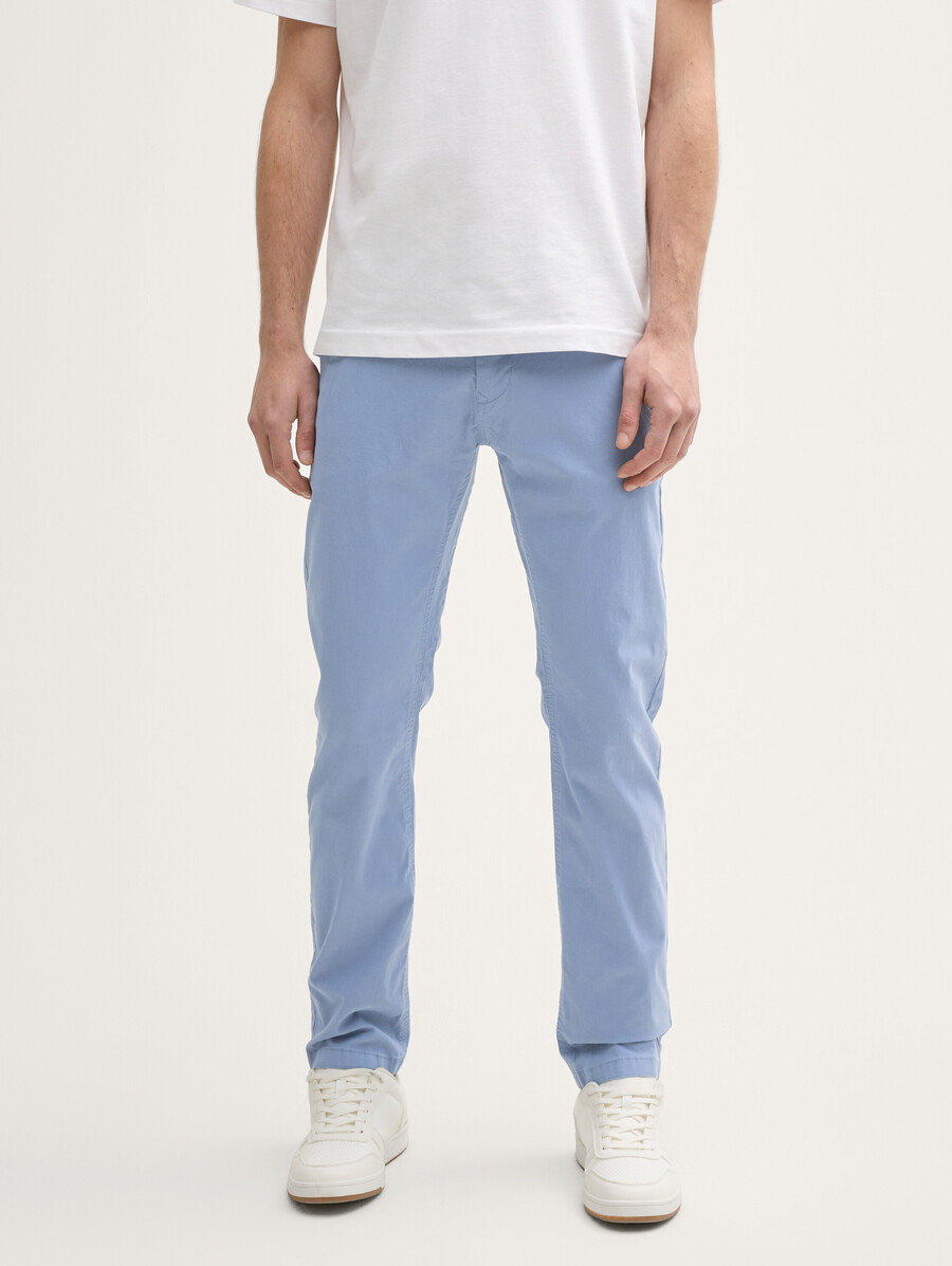 pantaloni chino affusolati