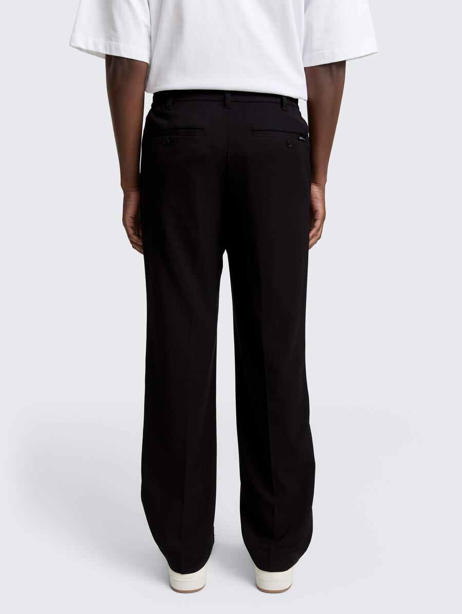 pantaloni chino larghi con piega