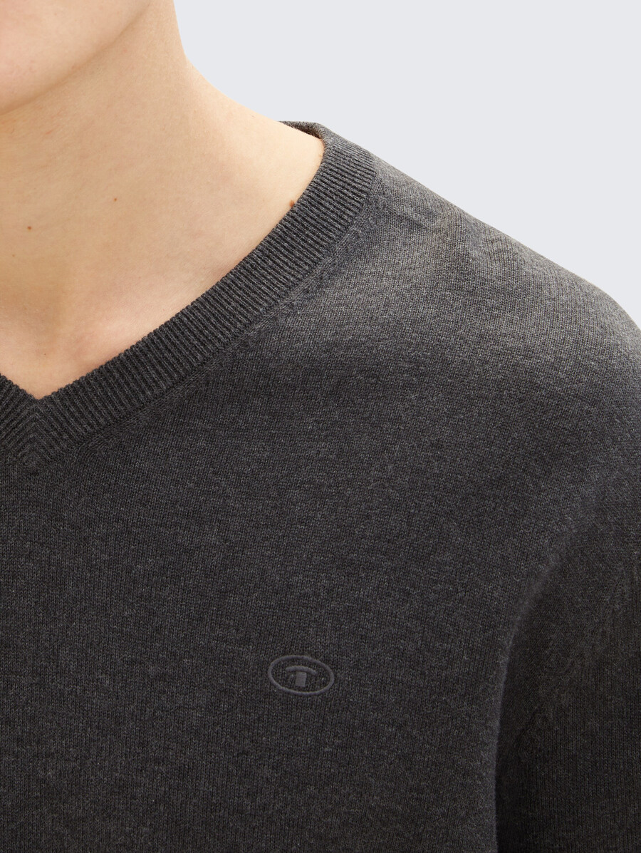 maglione lavorato a maglia con scollo a v