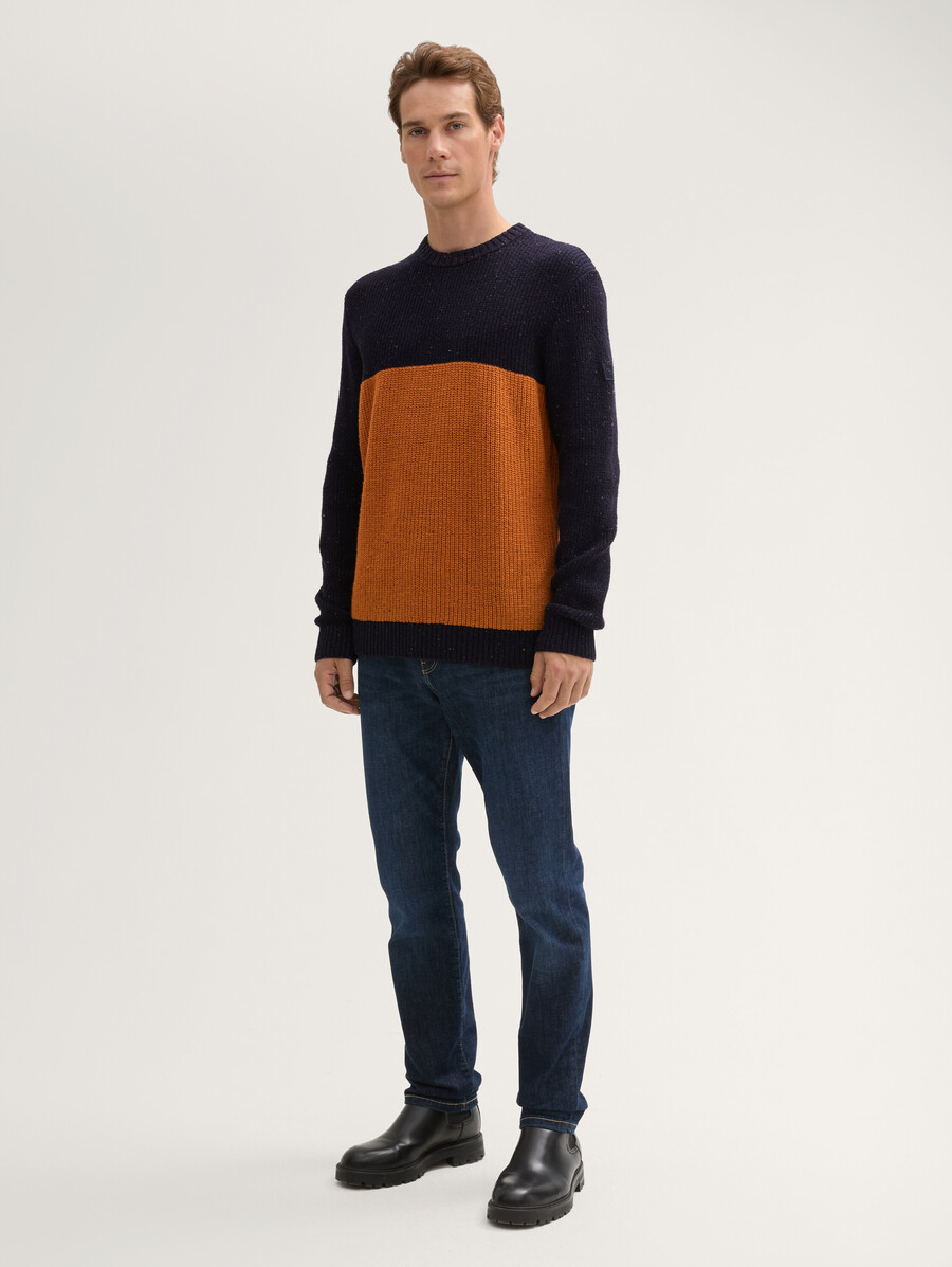 maglione lavorato a maglia con un mix di texture