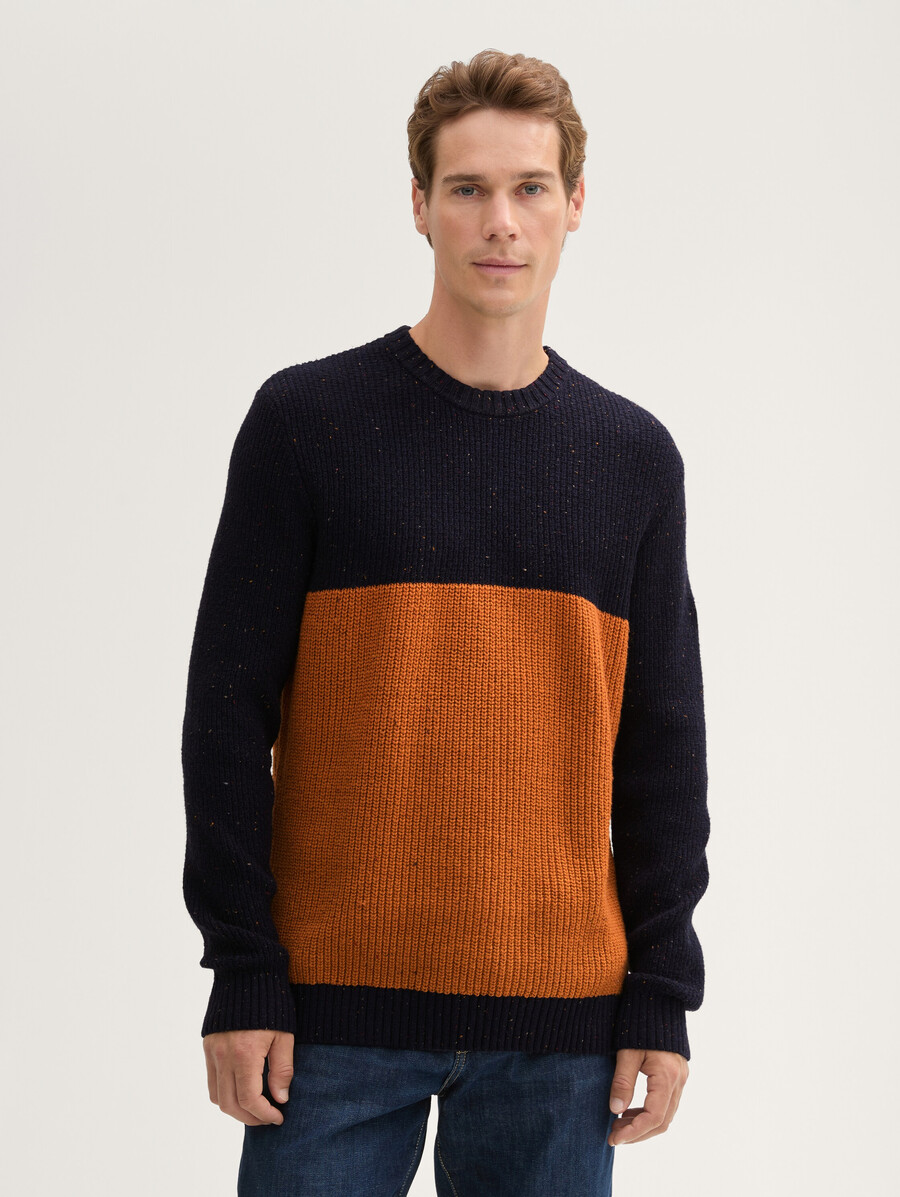 maglione lavorato a maglia con un mix di texture