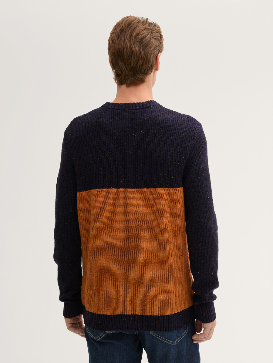 maglione lavorato a maglia con un mix di texture