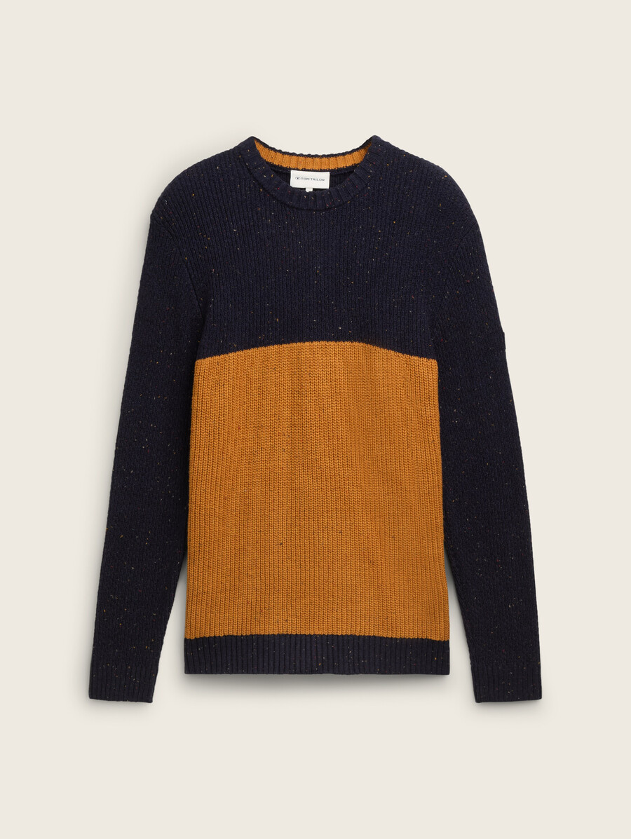 maglione lavorato a maglia con un mix di texture