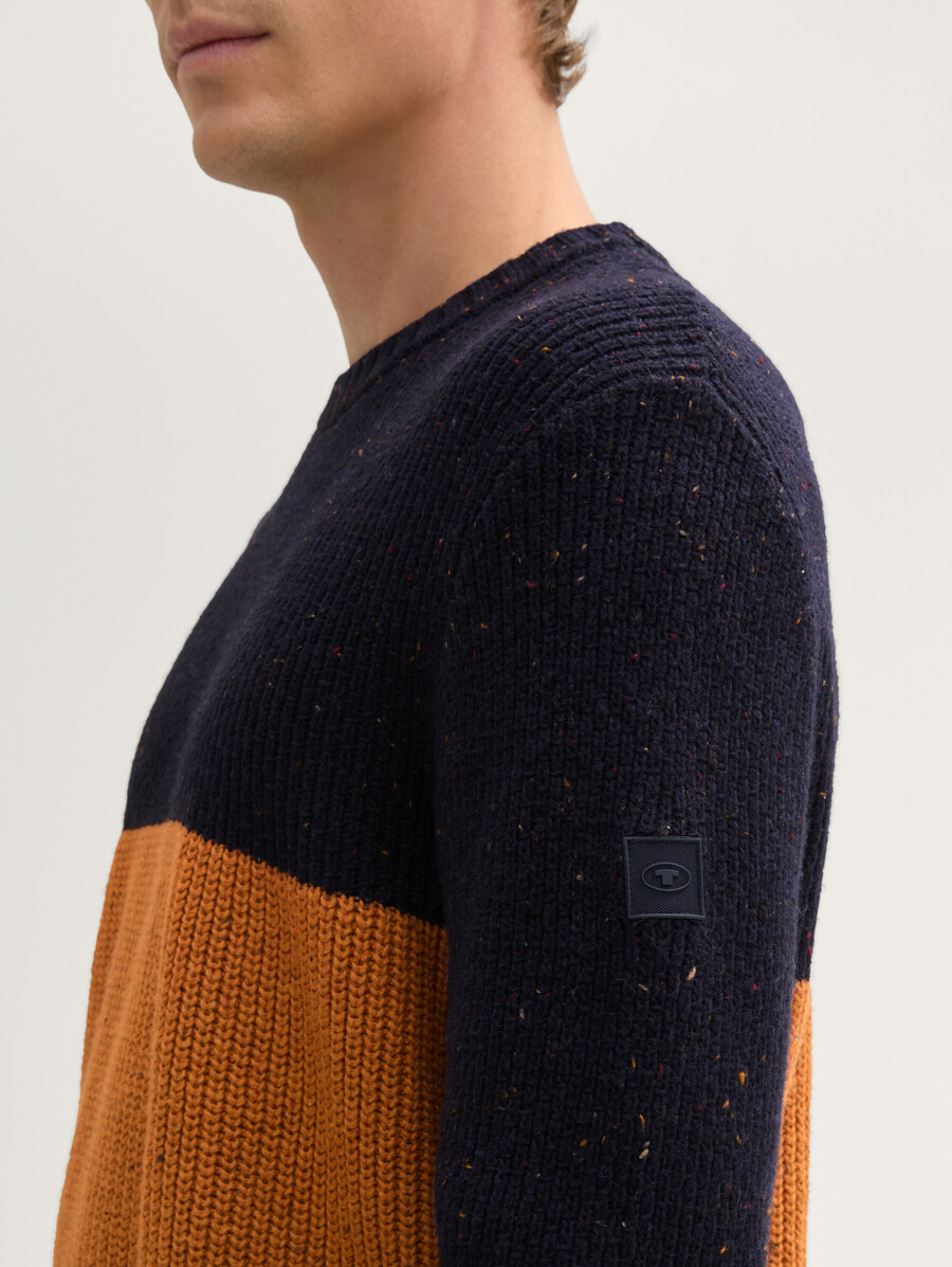maglione lavorato a maglia con un mix di texture