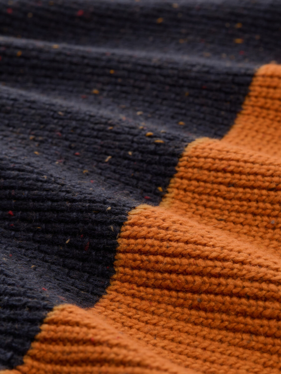 maglione lavorato a maglia con un mix di texture
