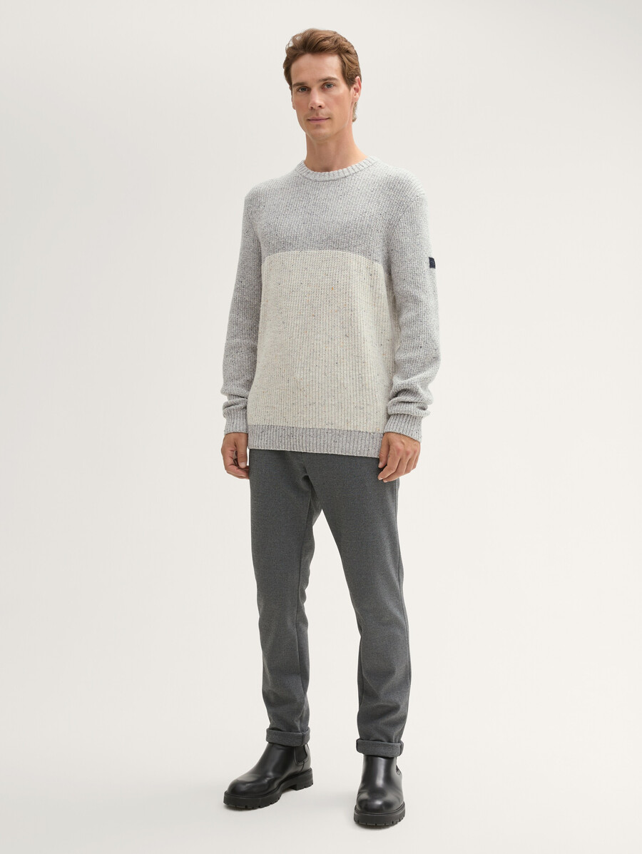 maglione lavorato a maglia con un mix di texture
