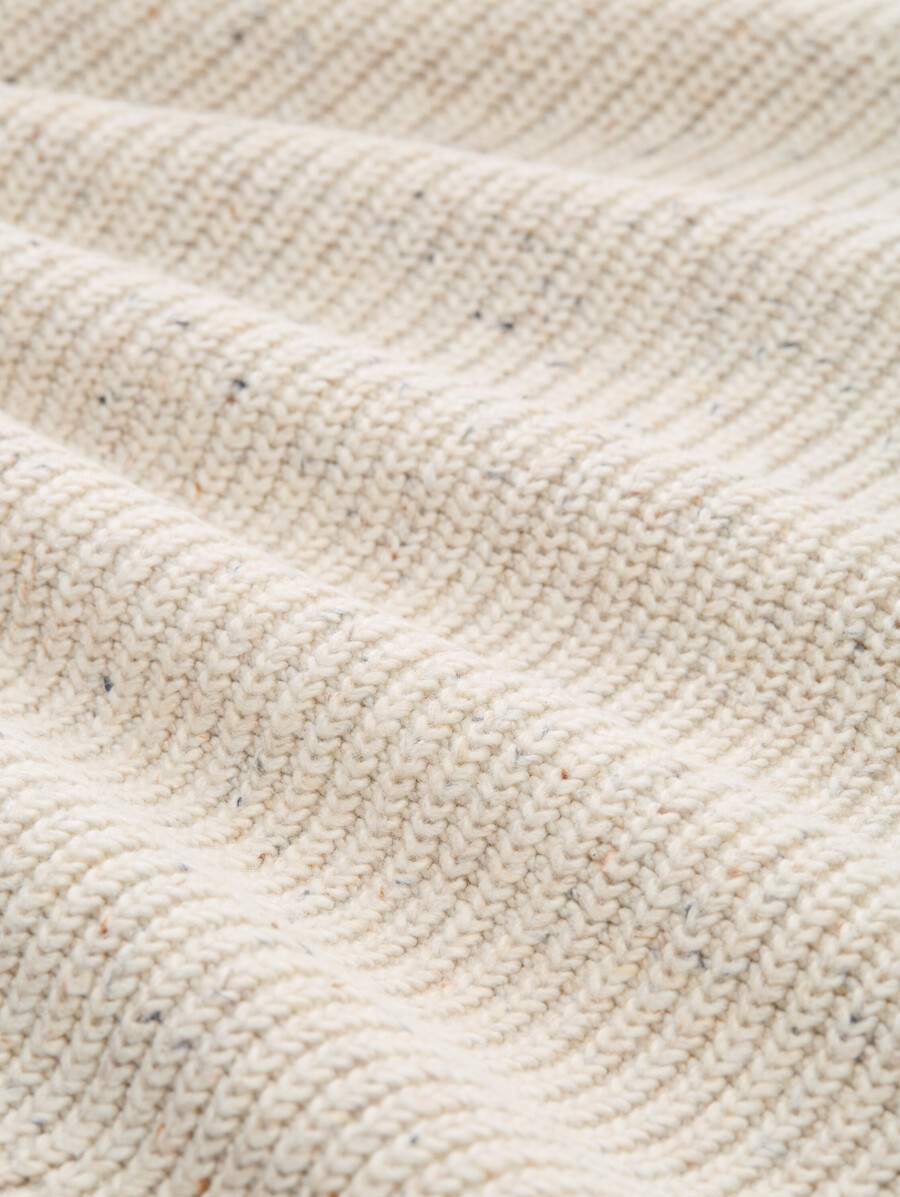 maglione lavorato a maglia con texture miste