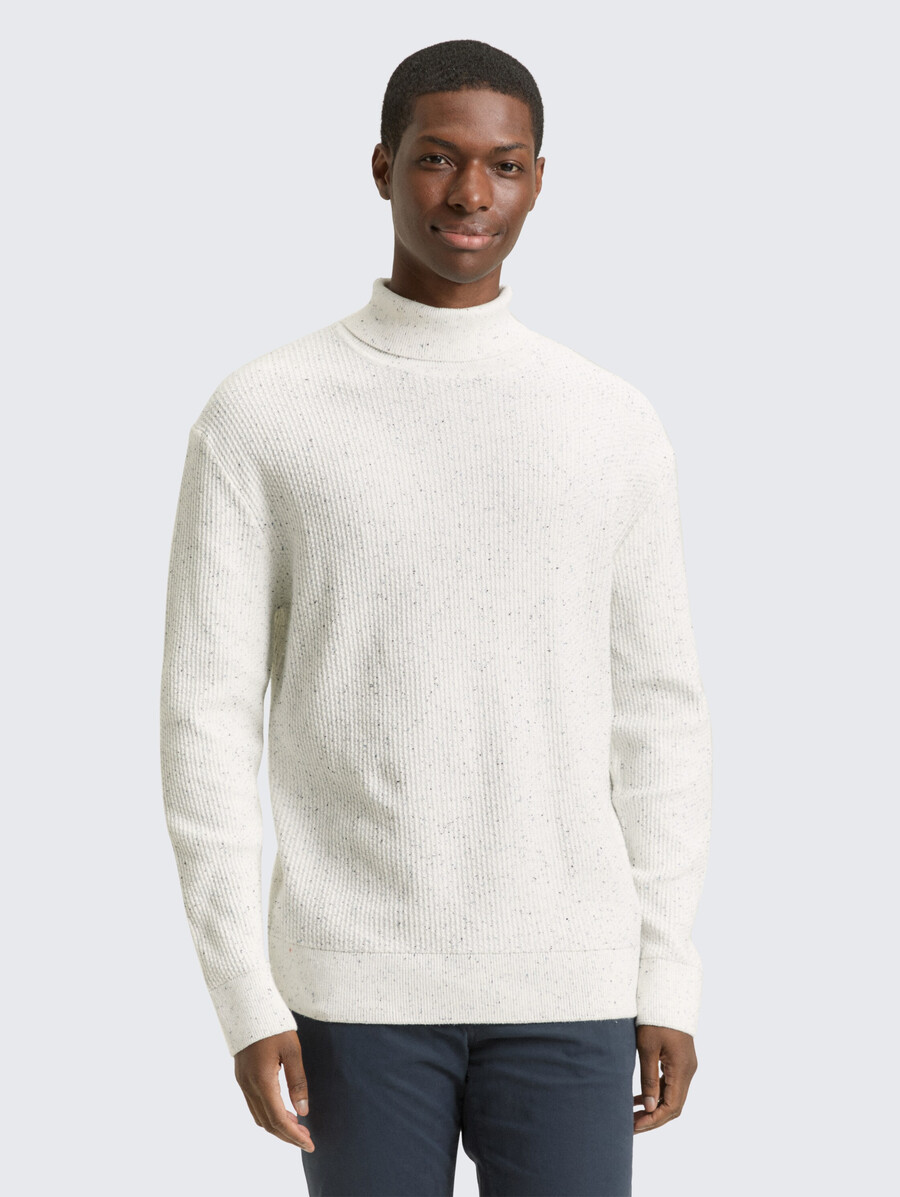 maglione a collo alto in filato a nodi