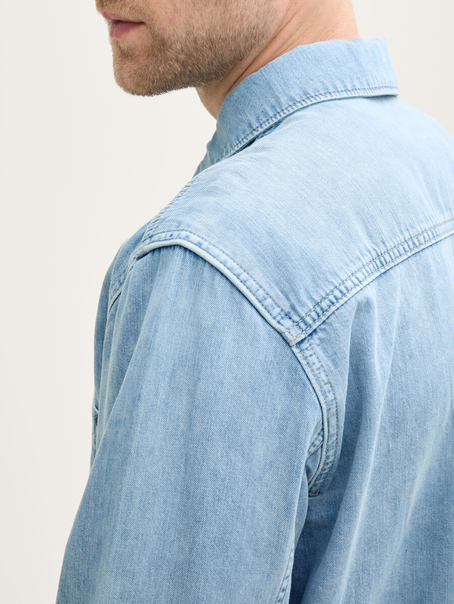 camicia in denim comoda con taschino sul petto