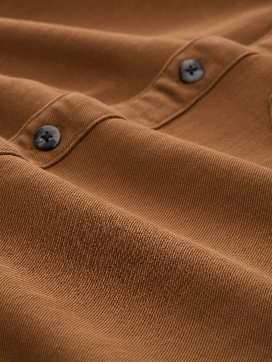 camicia dalla vestibilità comoda con taschino sul petto