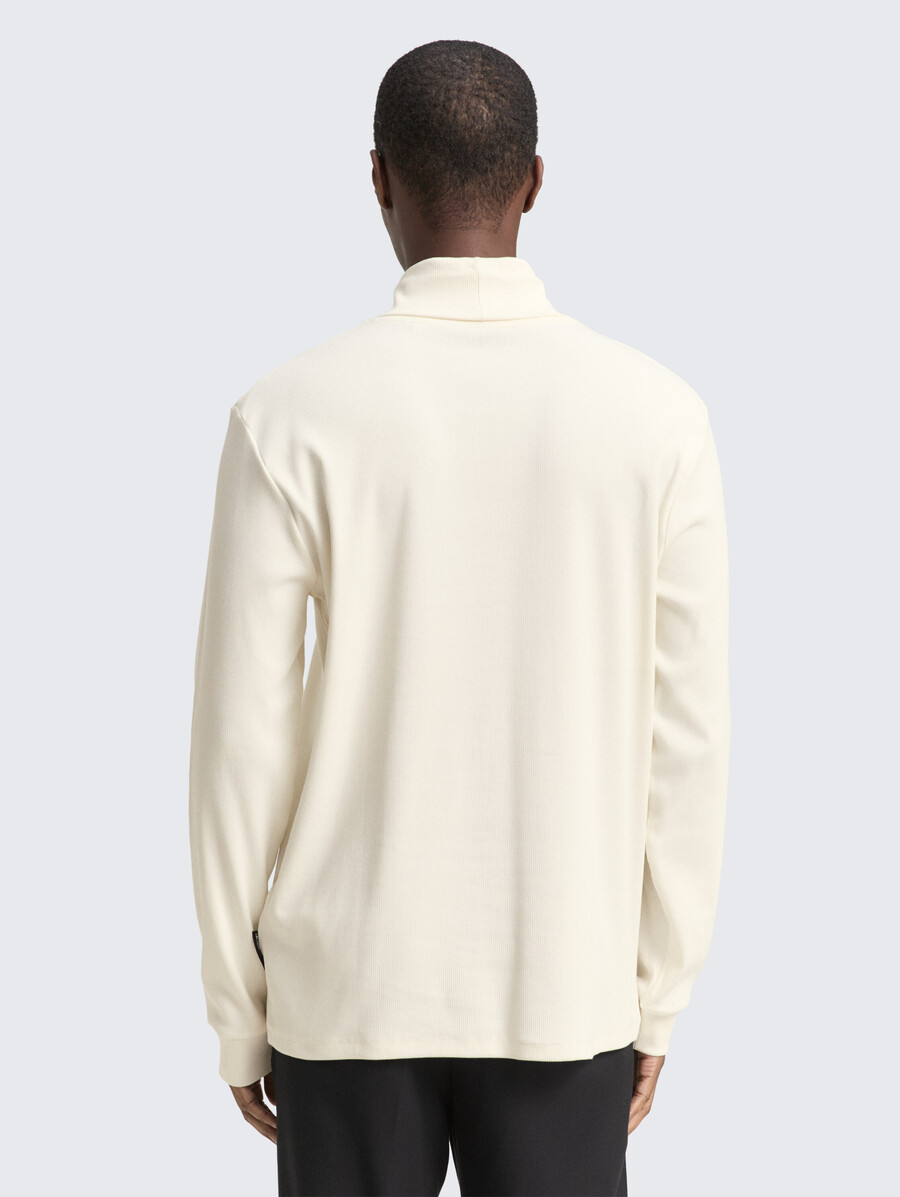 maglia a collo alto con trama a coste