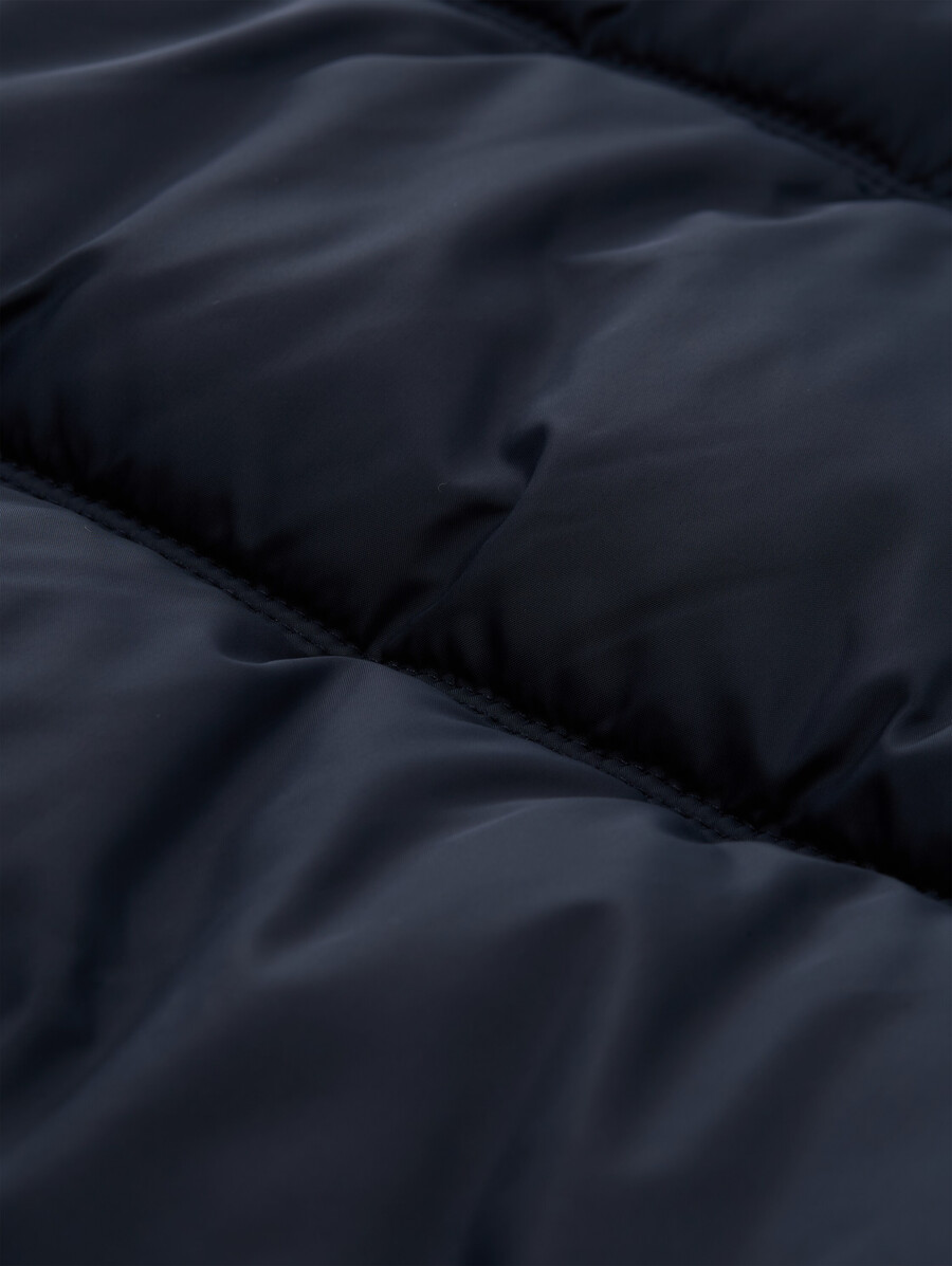 piumino realizzato in materiale idrorepellente