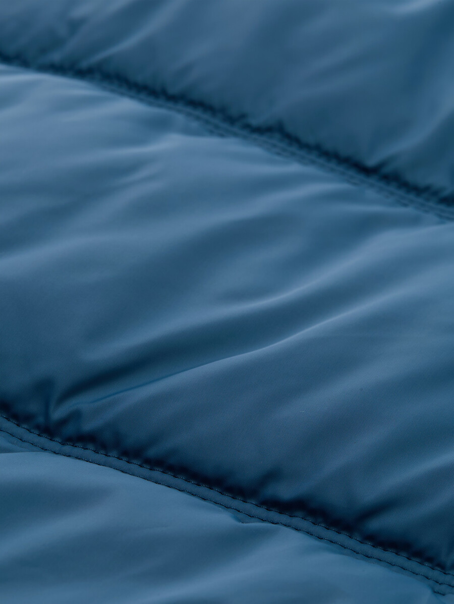 piumino realizzato in materiale idrorepellente