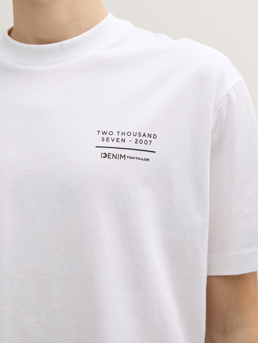 t-shirt dalla vestibilità comoda con stampa sul retro