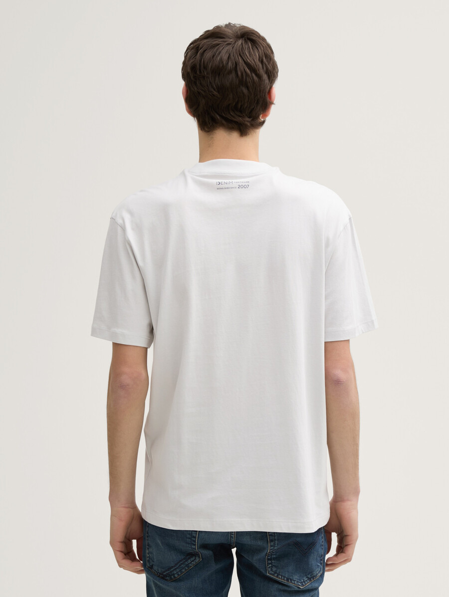 t-shirt dalla vestibilità comoda con stampa sul retro