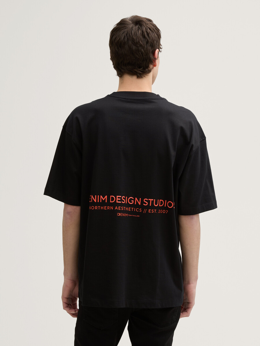 t-shirt oversize con stampa sul retro