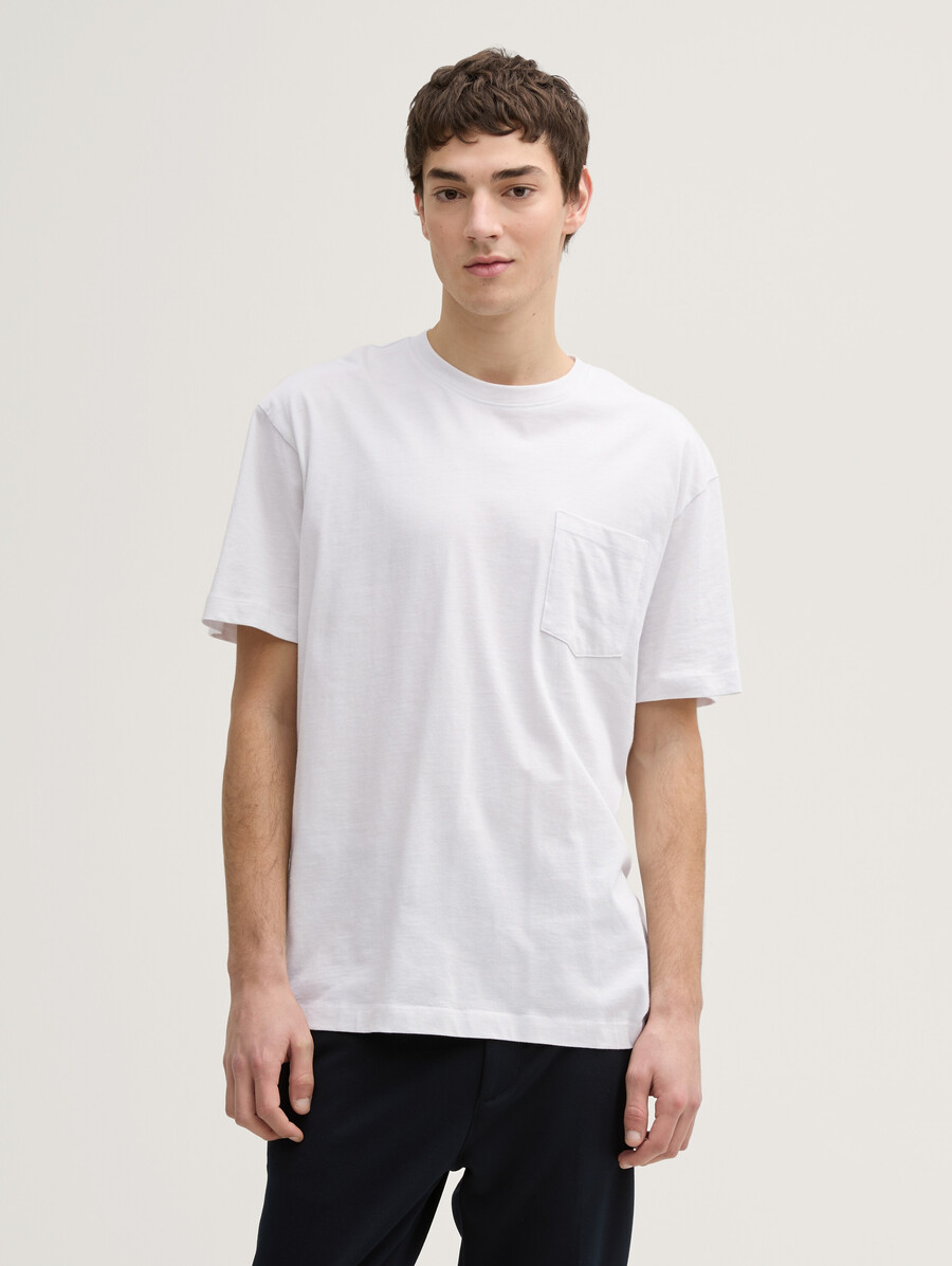 t-shirt dalla vestibilità comoda con taschino sul petto