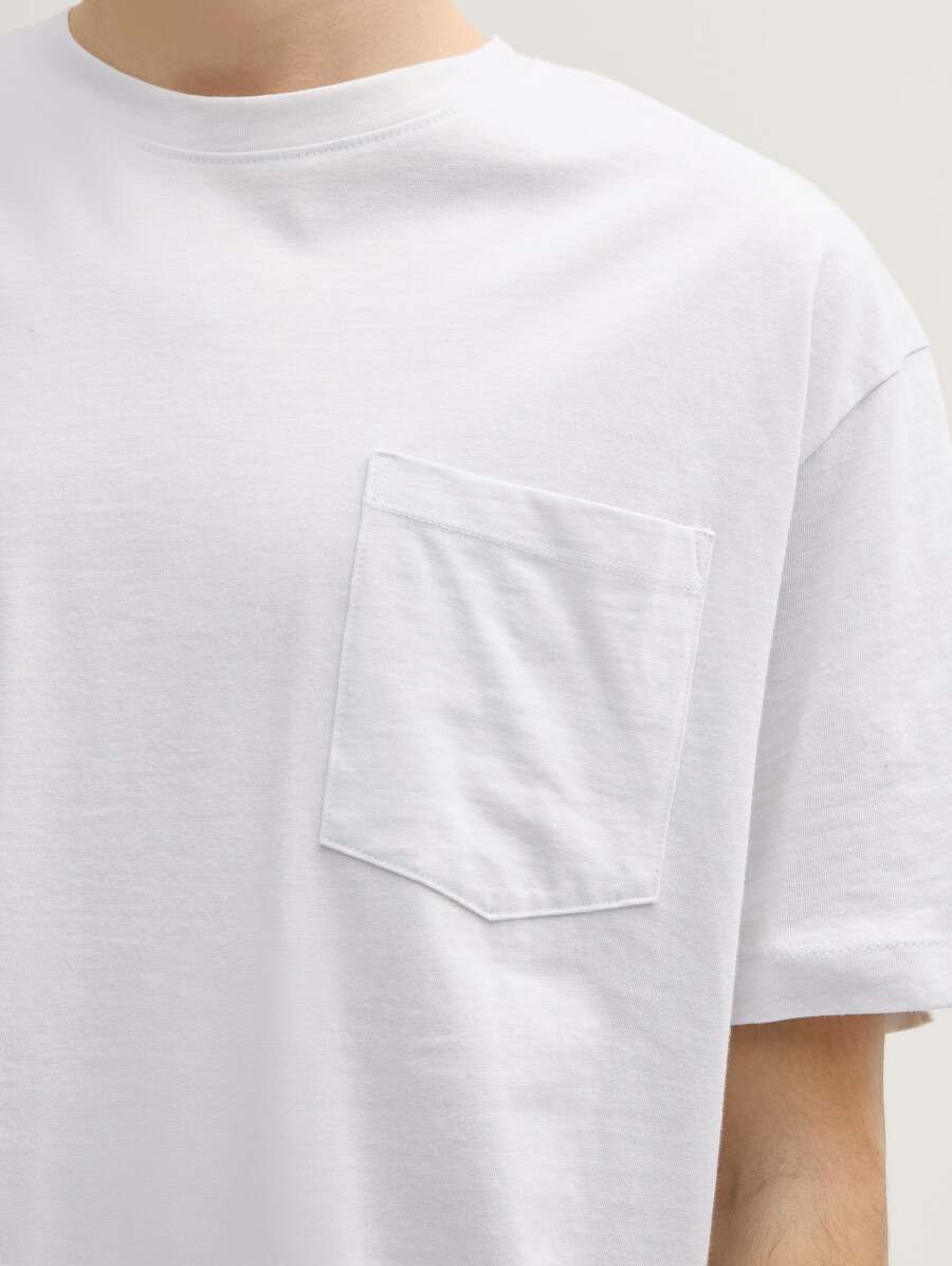 t-shirt dalla vestibilità comoda con taschino sul petto