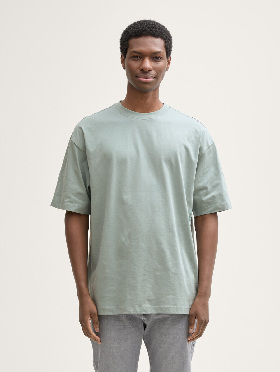 t-shirt oversize con stampa sul retro