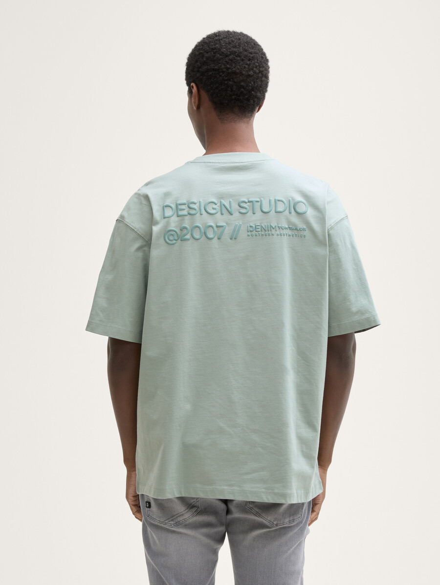 t-shirt oversize con stampa sul retro