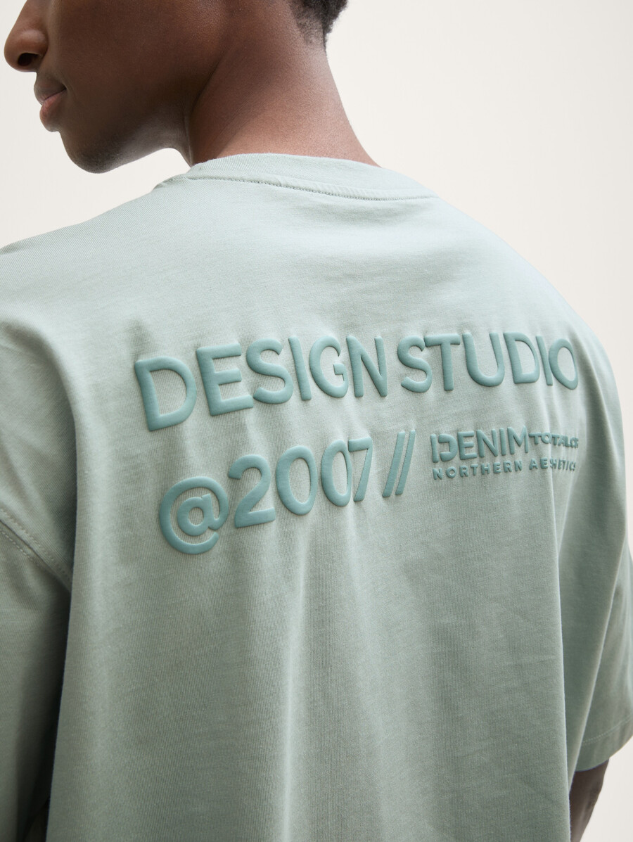 t-shirt oversize con stampa sul retro