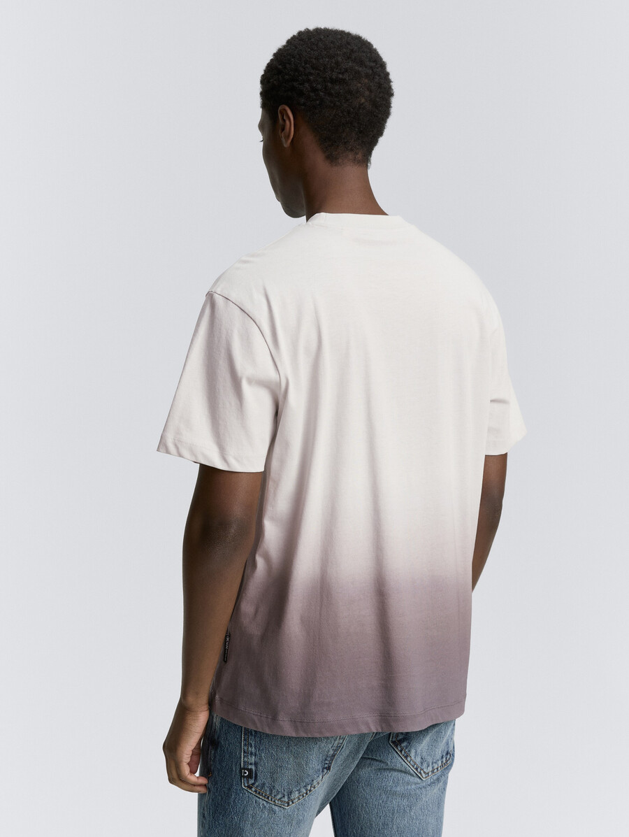 t-shirt dalla vestibilità comoda con sfumatura di colore