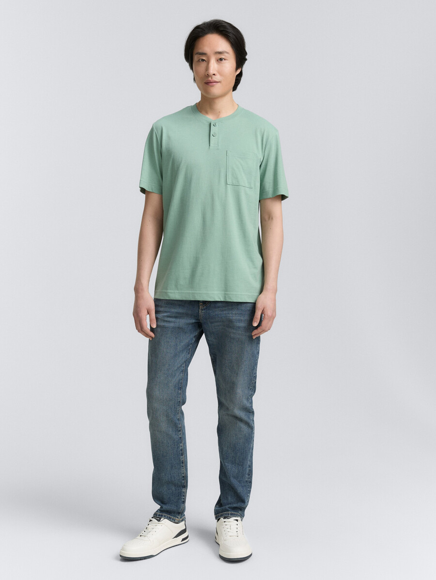 maglietta henley con taschino sul petto
