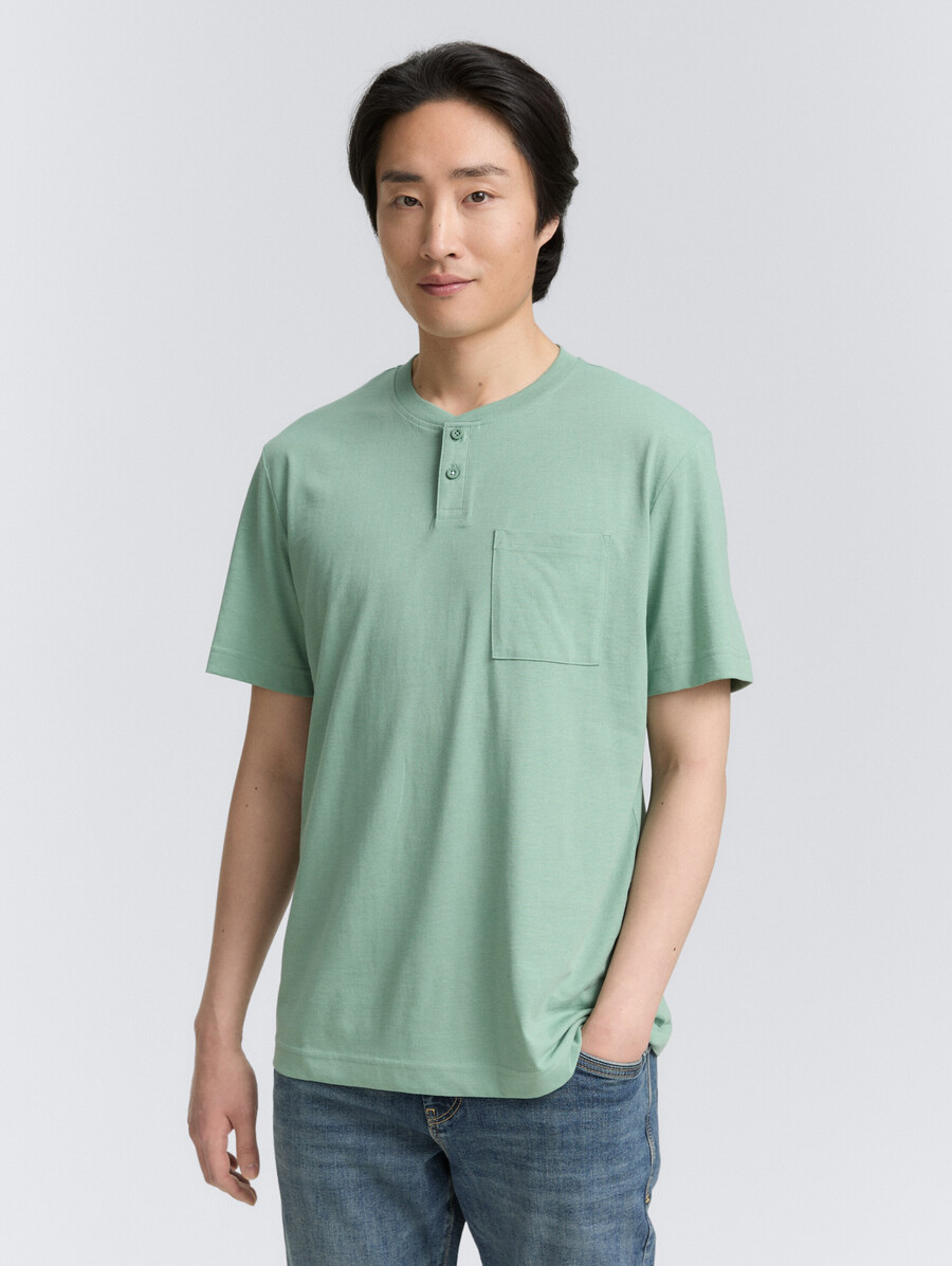 maglietta henley con taschino sul petto