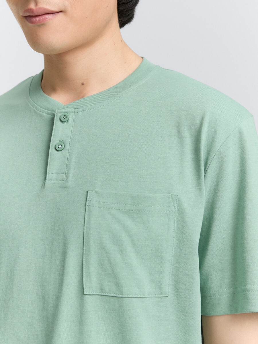 maglietta henley con taschino sul petto