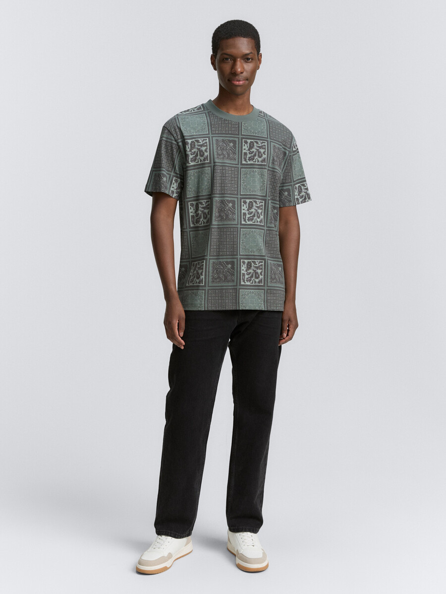 t-shirt vestibilità comoda con motivo