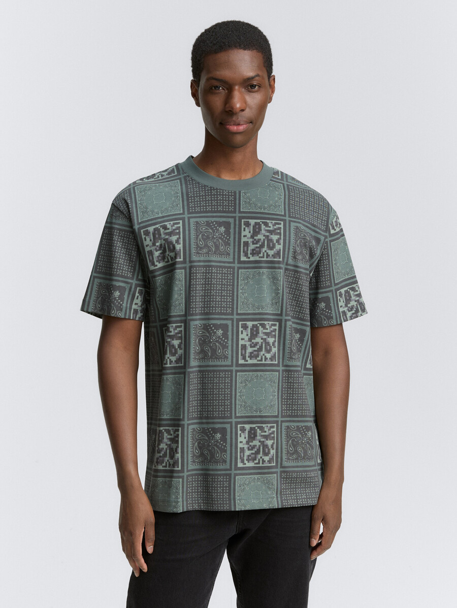 t-shirt vestibilità comoda con motivo