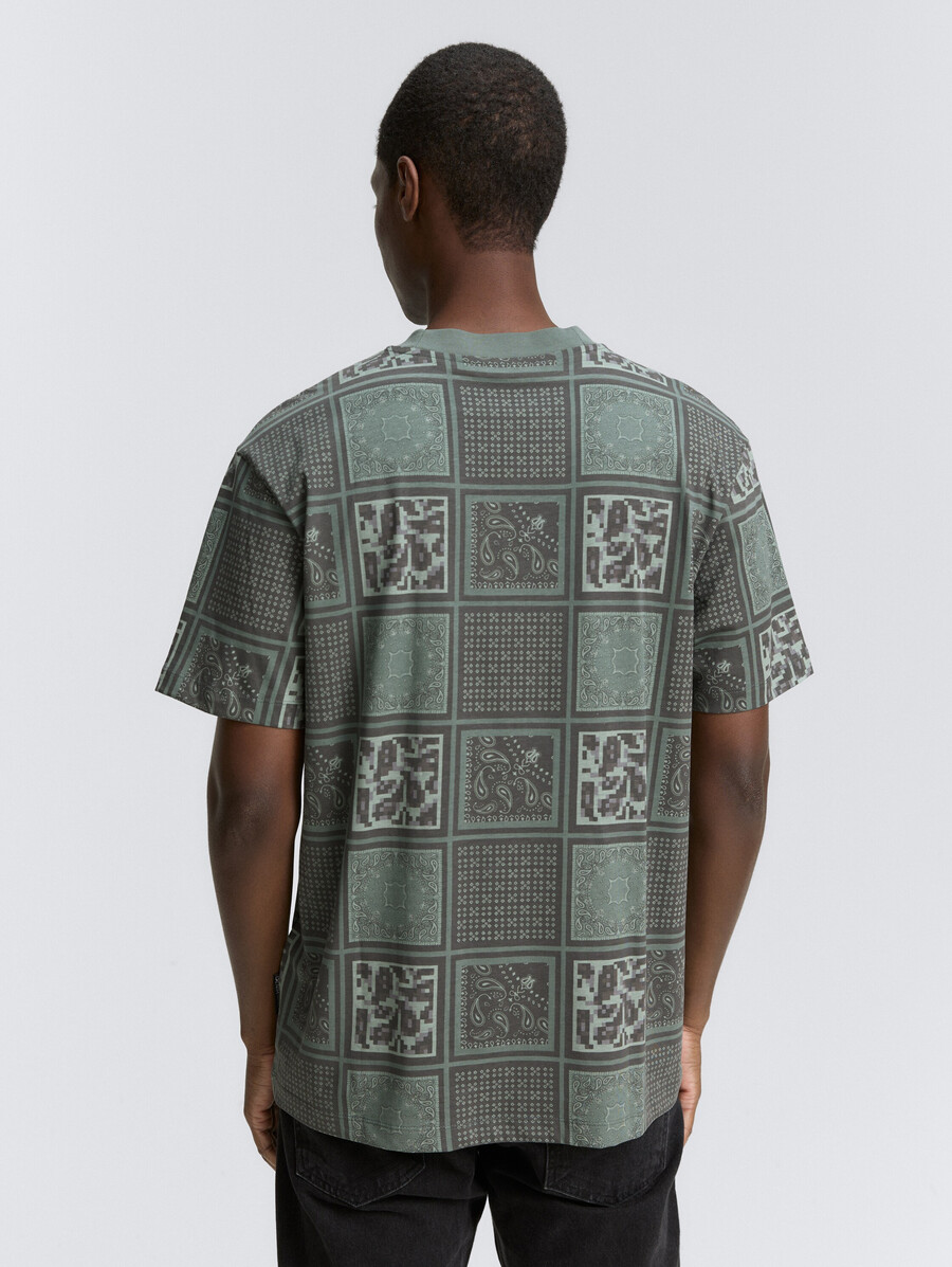 t-shirt vestibilità comoda con motivo