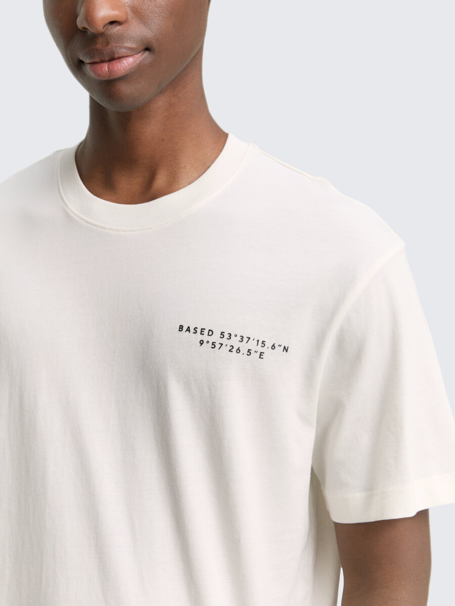 t-shirt vestibilità comoda con stampa