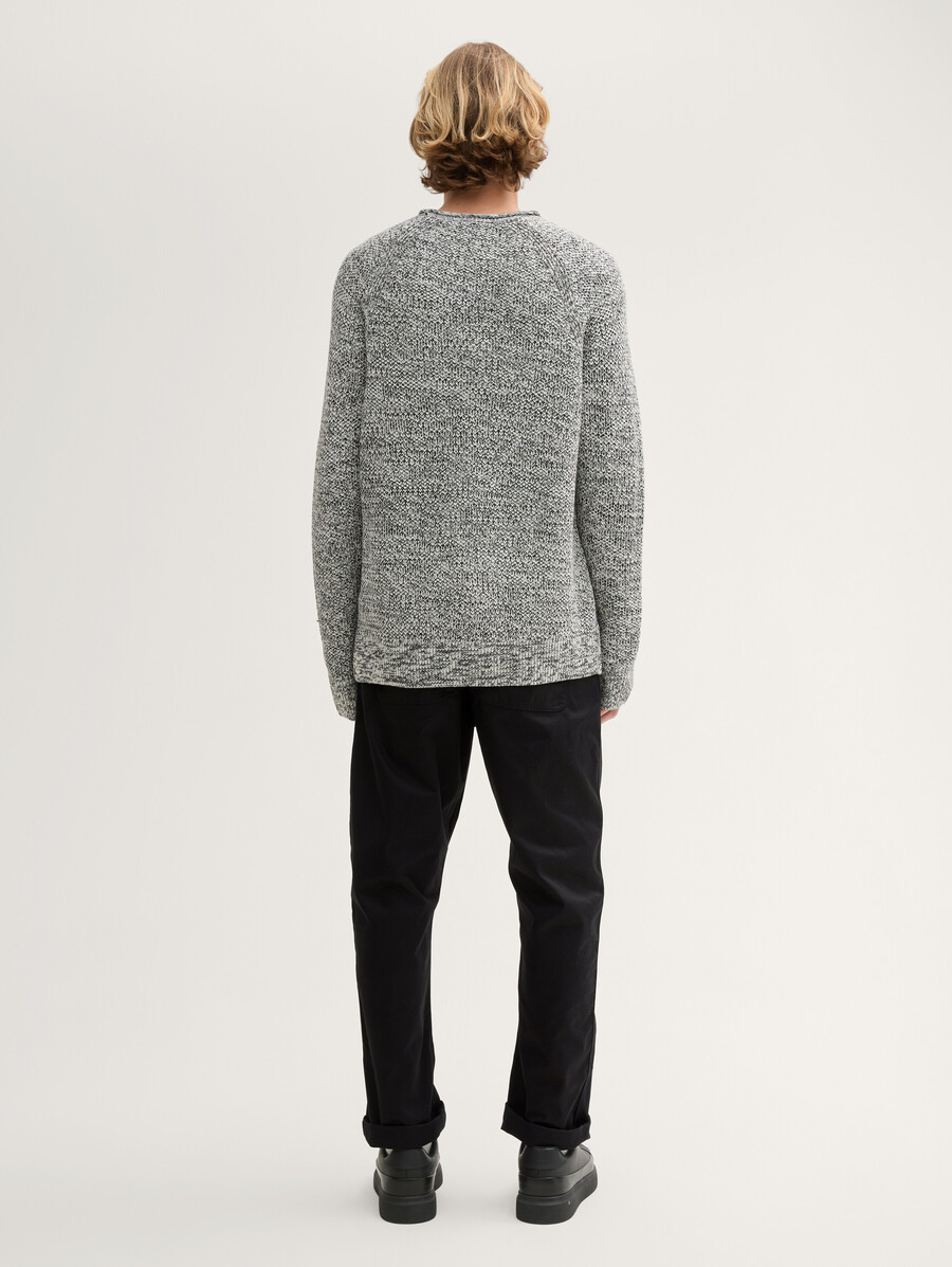 pantaloni larghi e affusolati