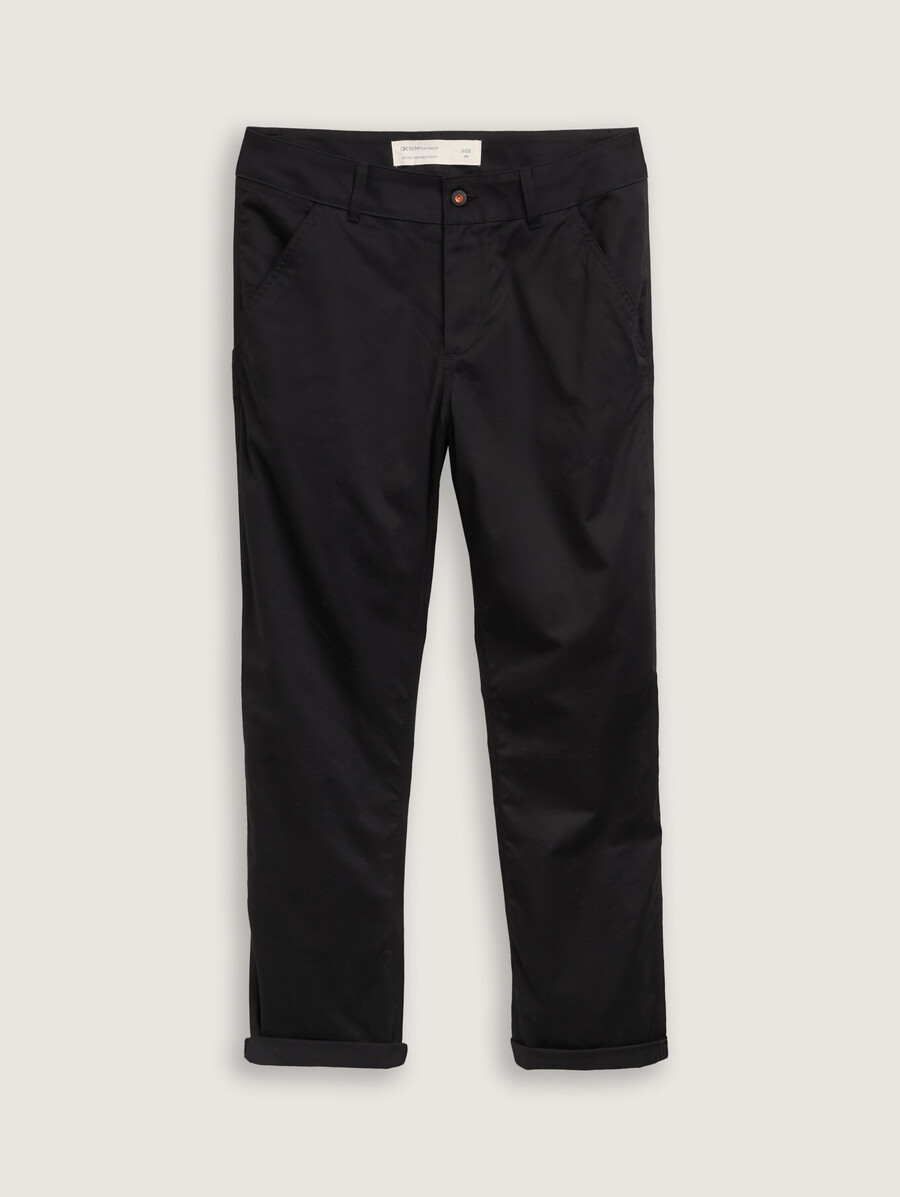 pantaloni larghi e affusolati