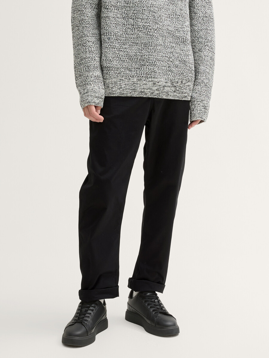 pantaloni larghi e affusolati