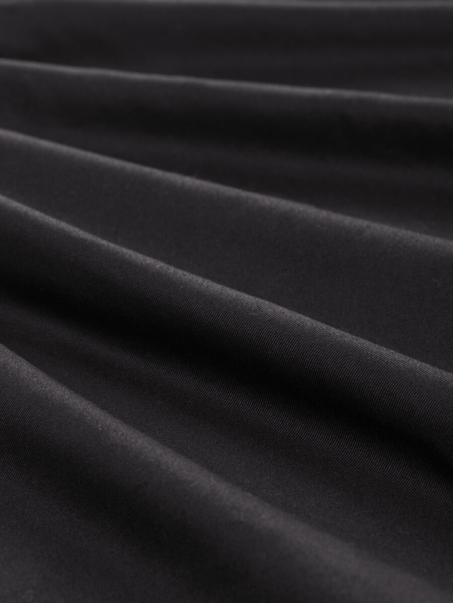 pantaloni larghi e affusolati