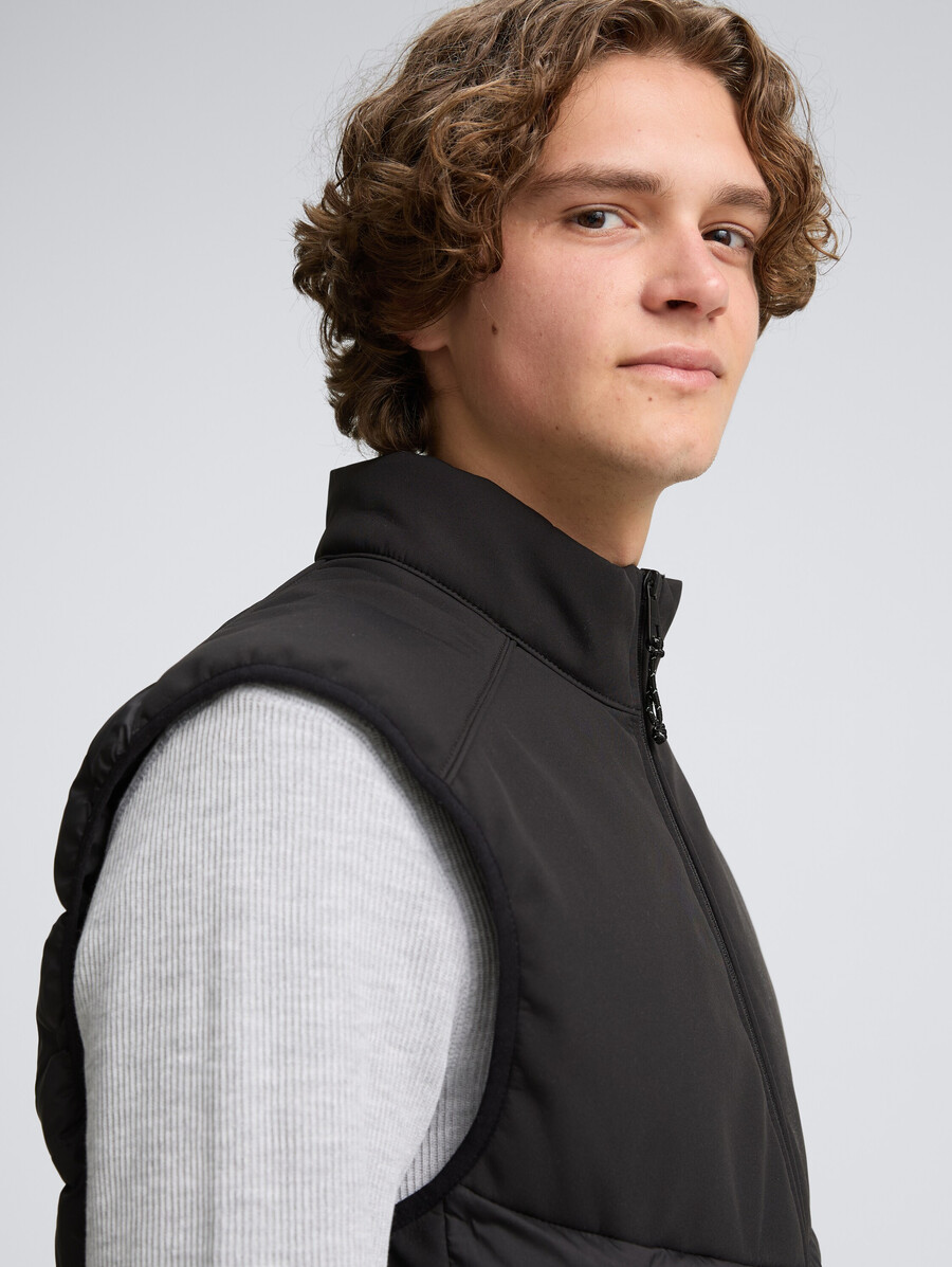 gilet trapuntato ibrido con collo alto